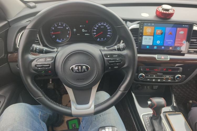 Used Kia K4 2014 1.8L Automatic DLX Center Console