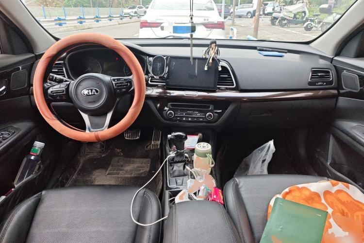 Used Kia K4 2014 1.8L Automatic DLX Center Console