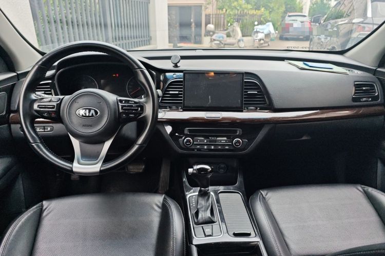 Used Kia K4 2014 1.8L Automatic GLS Center Console
