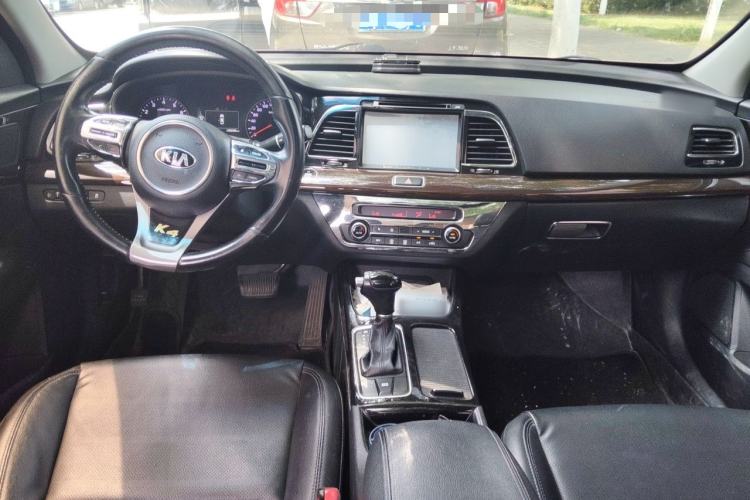 Used Kia K4 2014 1.8L Automatic DLX Center Console