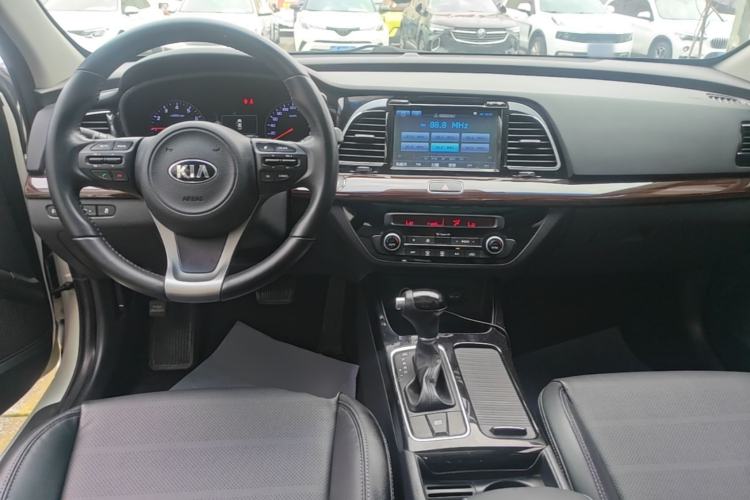 Used Kia K4 2014 1.8L Automatic DLX Center Console
