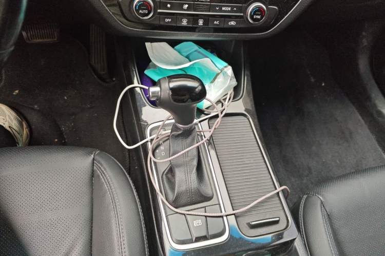 Used Kia K4 2014 1.8L Automatic DLX Gear Lever