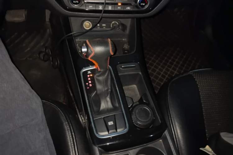Used Kia K4 2014 1.8L Automatic DLX Gear Lever