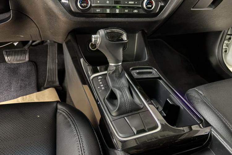 Used Kia K4 2014 1.8L Automatic DLX Gear Lever