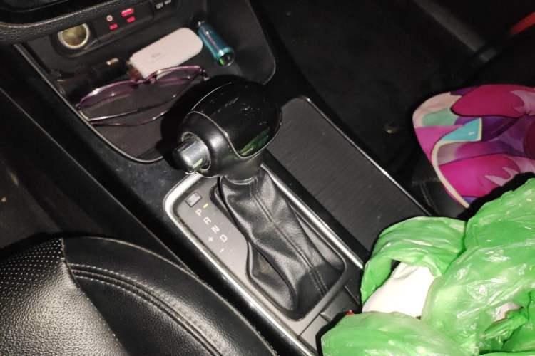 Used Kia K4 2014 1.8L Automatic DLX Gear Lever