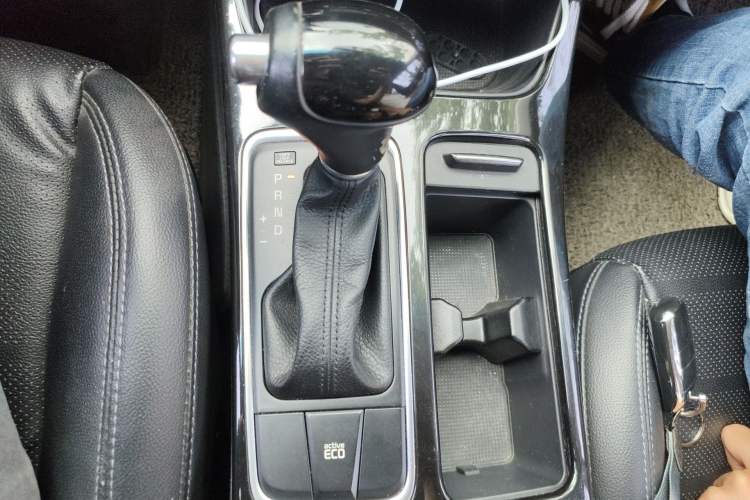 Used Kia K4 2014 1.8L Automatic DLX Gear Lever