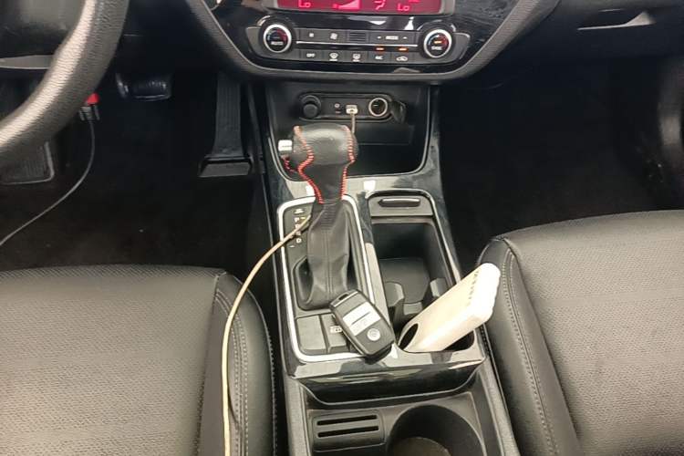 Used Kia K4 2014 1.8L Automatic GLS Gear Lever