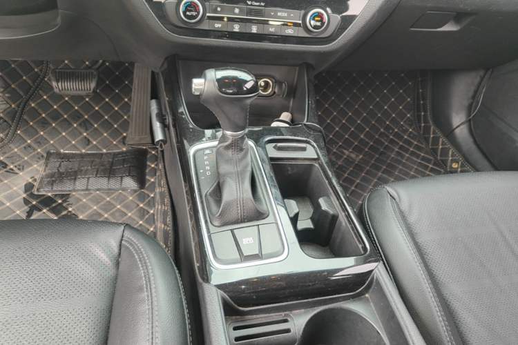 Used Kia K4 2014 1.8L Automatic DLX Gear Lever