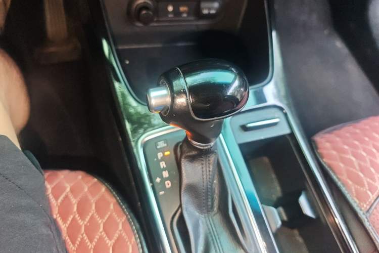 Used Kia K4 2014 1.8L Automatic DLX Gear Lever