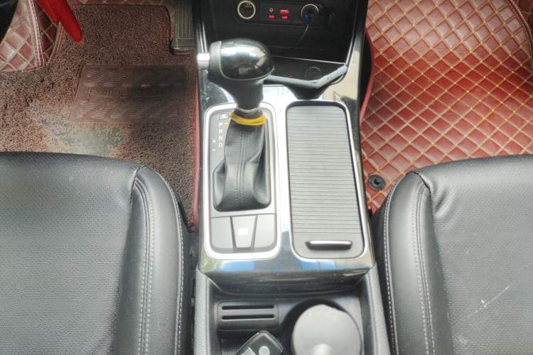 Used Kia K4 2014 1.8L Automatic DLX Gear Lever