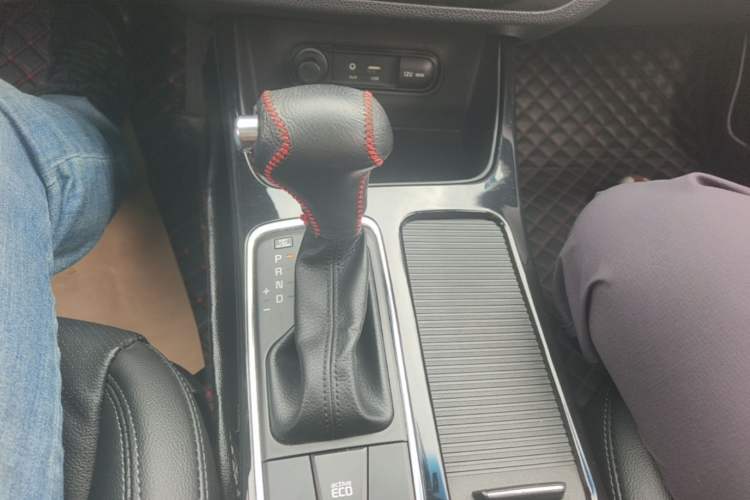 Used Kia K4 2014 1.8L Automatic DLX Gear Lever
