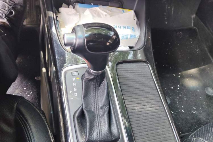 Used Kia K4 2014 1.8L Automatic DLX Gear Lever
