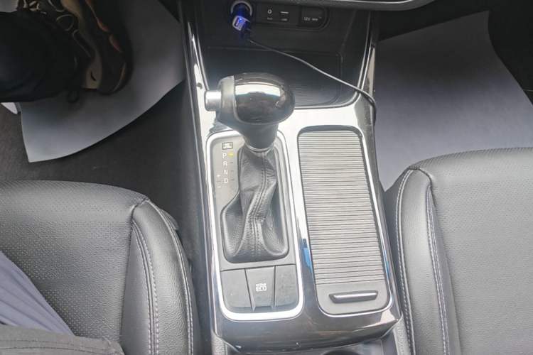 Used Kia K4 2014 1.8L Automatic DLX Gear Lever