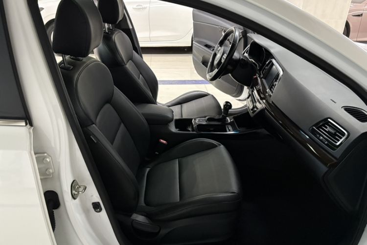 Used Kia K4 2014 1.8L Automatic DLX Interior 12