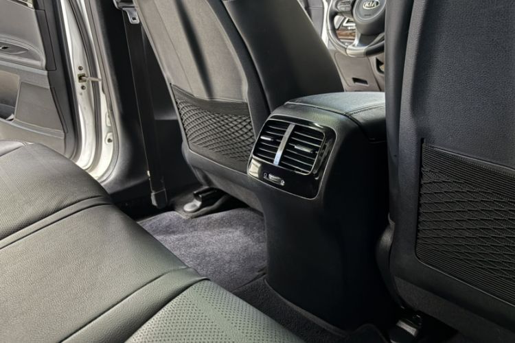 Used Kia K4 2014 1.8L Automatic DLX Interior 5