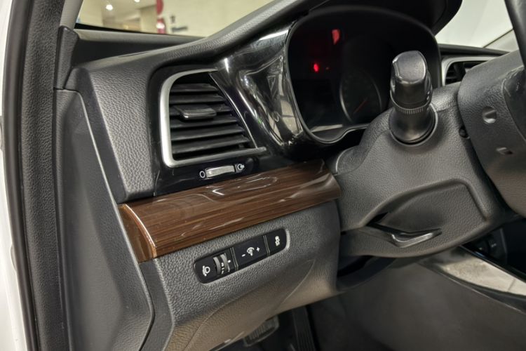 Used Kia K4 2014 1.8L Automatic DLX Interior 6