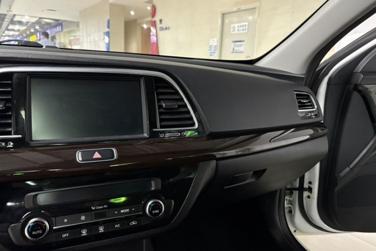 Used Kia K4 2014 1.8L Automatic DLX Interior 8