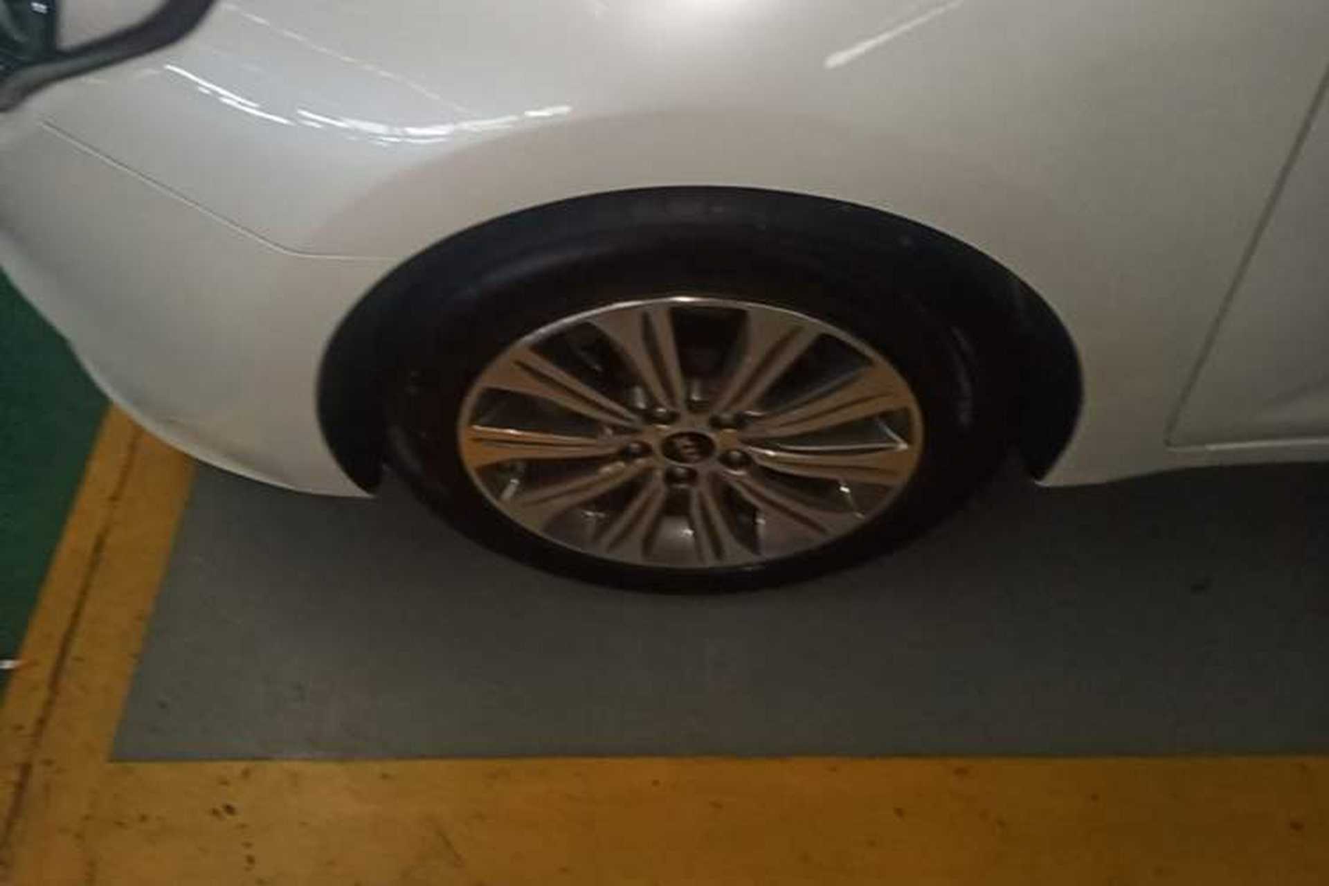 Used Kia K4 2014 1.8L Automatic DLX Left Front Wheel Hub