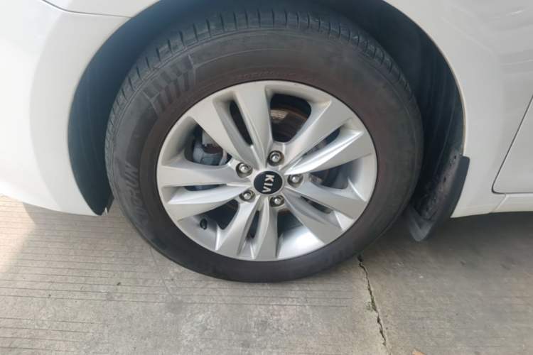 Used Kia K4 2014 1.8L Automatic GLS Left Front Wheel Hub