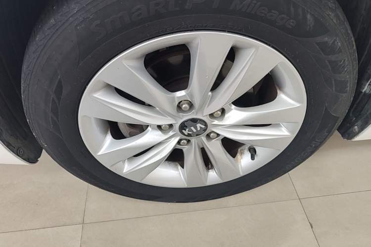 Used Kia K4 2014 1.8L Automatic GLS Left Front Wheel Hub