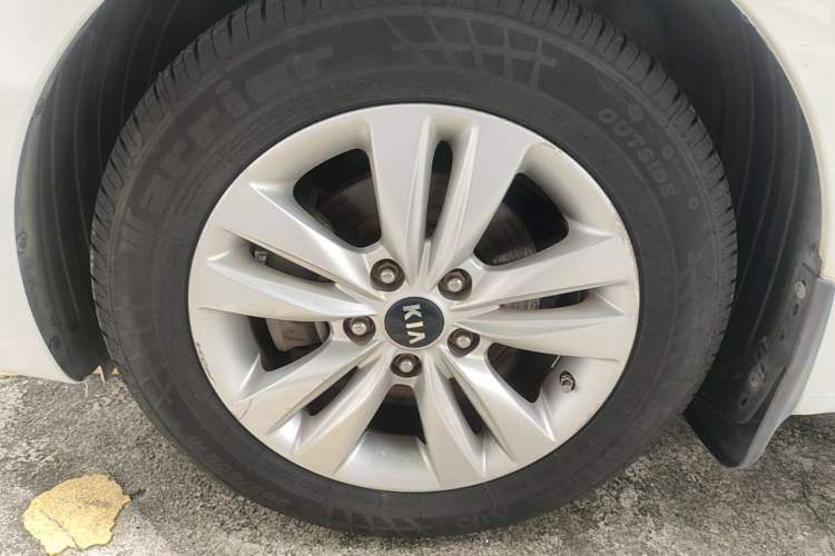 Used Kia K4 2014 1.8L Automatic GLS Left Front Wheel Hub