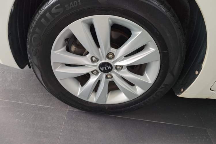Used Kia K4 2014 1.8L Automatic GLS Left Front Wheel Hub