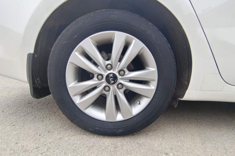Used Kia K4 2014 1.8L Automatic GLS Left Front Wheel Hub