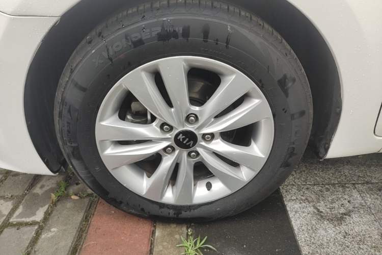 Used Kia K4 2014 1.8L Automatic GLS Left Front Wheel Hub