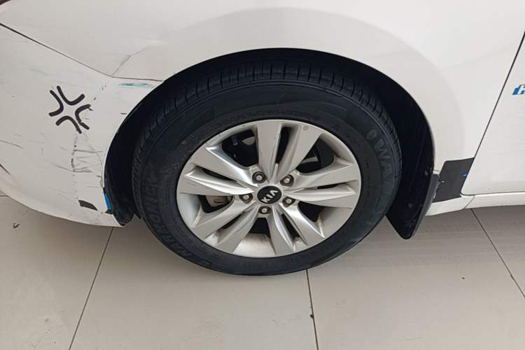 Used Kia K4 2014 1.8L Automatic GLS Left Front Wheel Hub