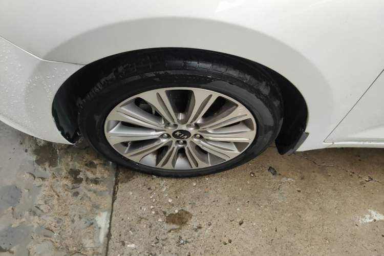 Used Kia K4 2014 1.8L Automatic DLX Left Front Wheel Hub