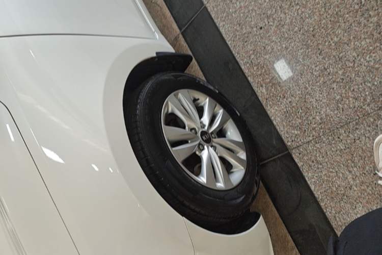 Used Kia K4 2014 1.8L Automatic GLS Left Front Wheel Hub
