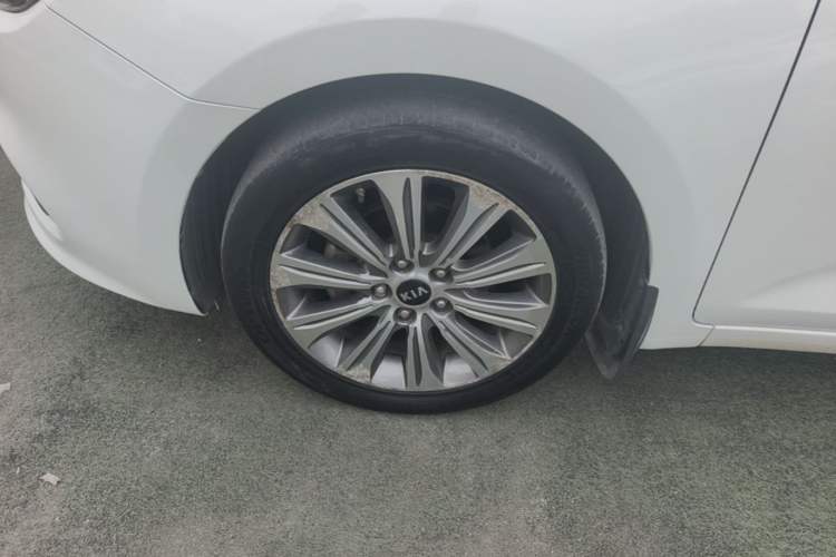 Used Kia K4 2014 1.8L Automatic DLX Left Front Wheel Hub