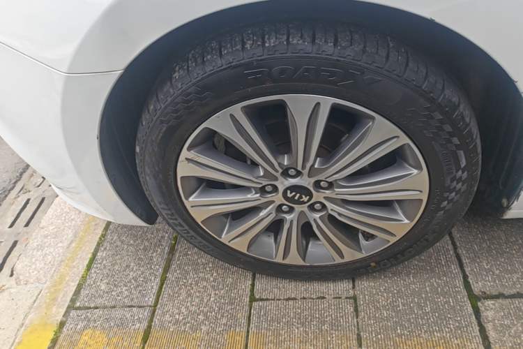 Used Kia K4 2014 1.8L Automatic DLX Left Front Wheel Hub