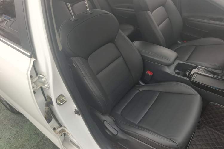 Used Kia K4 2014 1.8L Automatic DLX Right Front Seat