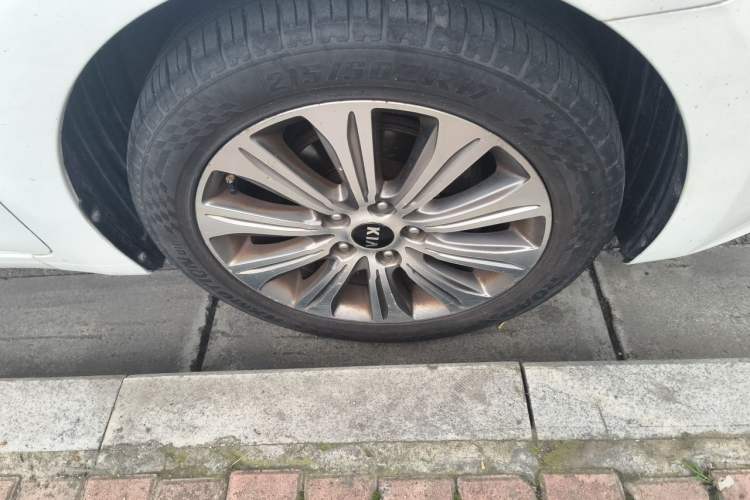 Used Kia K4 2014 1.8L Automatic DLX Right Front Wheel Hub