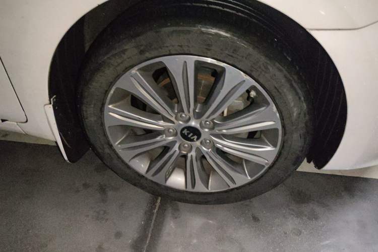 Used Kia K4 2014 1.8L Automatic GLS Right Front Wheel Hub