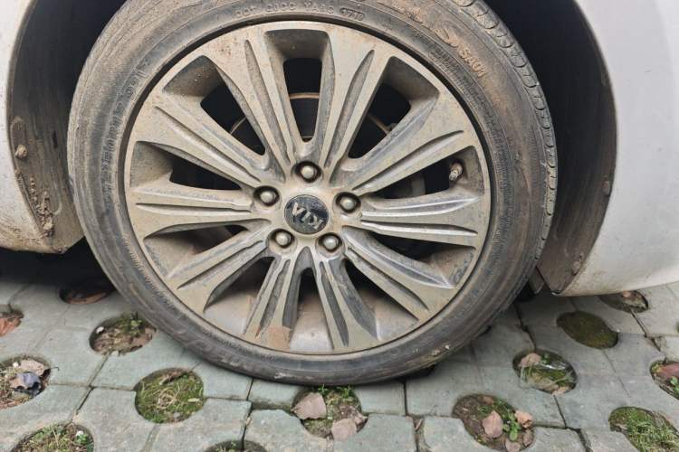 Used Kia K4 2014 1.8L Automatic GLS Right Front Wheel Hub