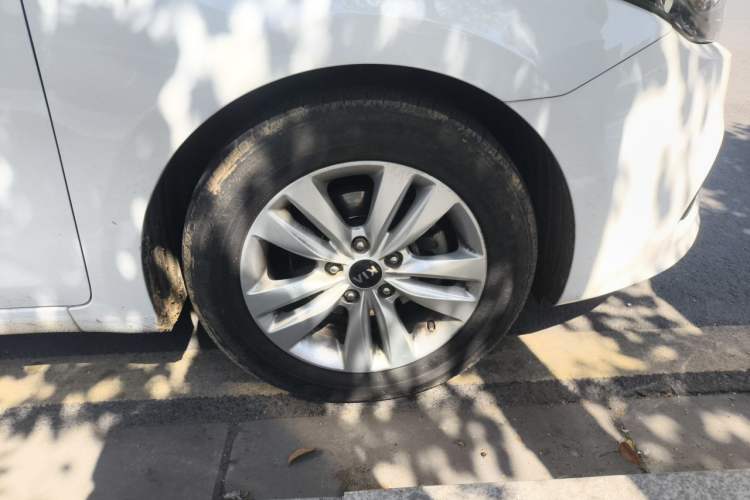 Used Kia K4 2014 1.8L Automatic GLS Right Front Wheel Hub