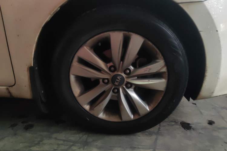 Used Kia K4 2014 1.8L Automatic GLS Right Front Wheel Hub