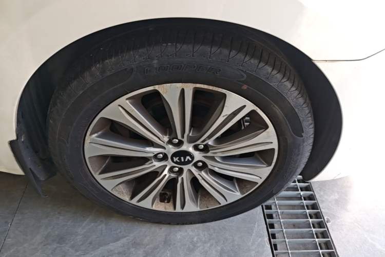 Used Kia K4 2014 1.8L Automatic DLX Right Front Wheel Hub
