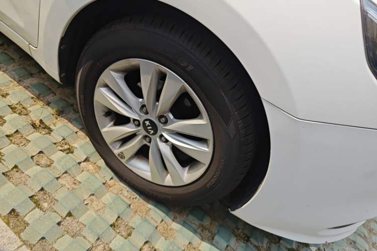 Used Kia K4 2014 1.8L Automatic GLS Right Front Wheel Hub