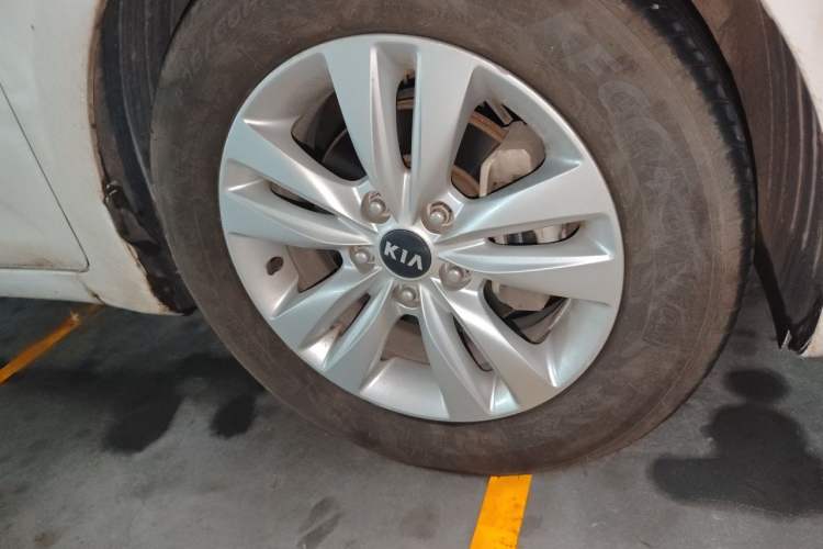Used Kia K4 2014 1.8L Automatic GLS Right Front Wheel Hub