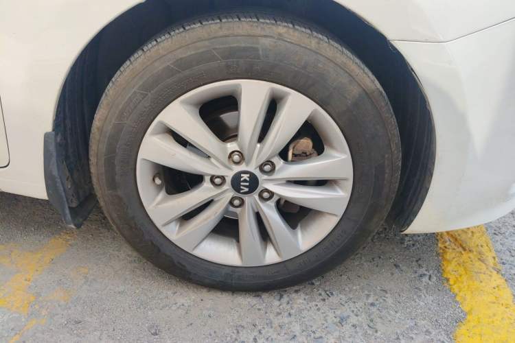 Used Kia K4 2014 1.8L Automatic GLS Right Front Wheel Hub
