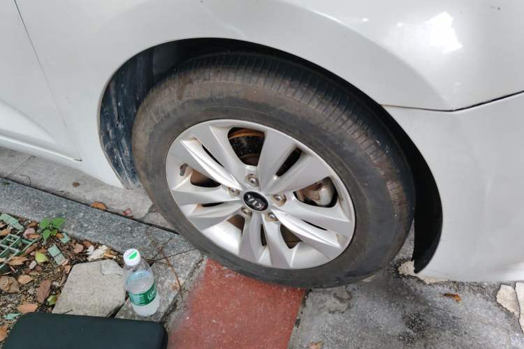 Used Kia K4 2014 1.8L Automatic GLS Right Front Wheel Hub