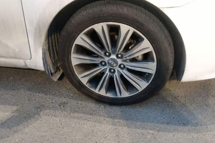Used Kia K4 2014 1.8L Automatic LUX Right Front Wheel Hub