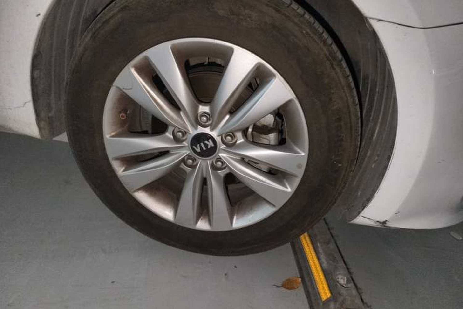 Used Kia K4 2014 1.8L Automatic GLS Right Front Wheel Hub