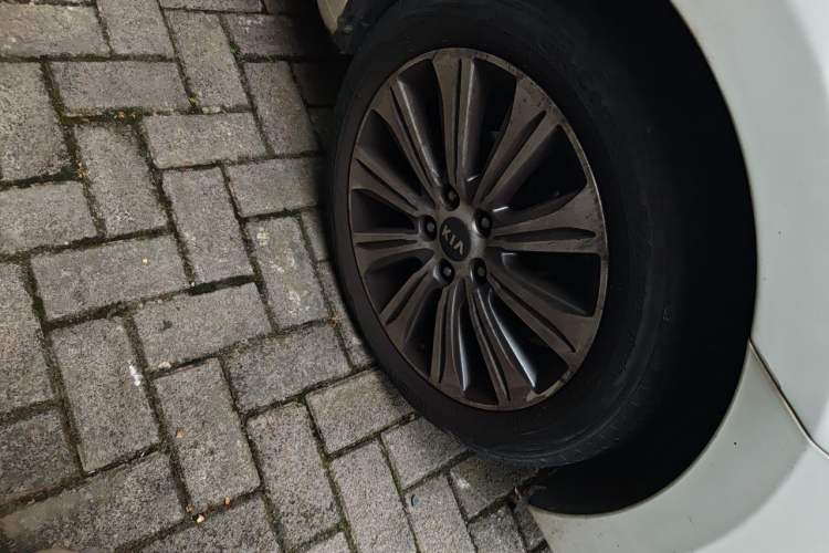 Used Kia K4 2014 1.8L Automatic DLX Right Front Wheel Hub