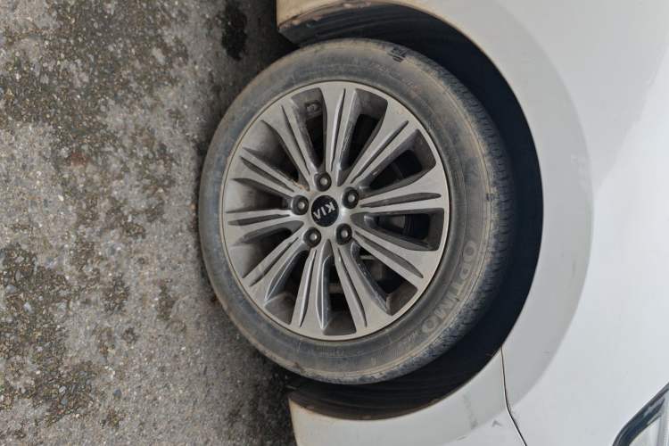 Used Kia K4 2014 1.8L Automatic GLS Right Front Wheel Hub