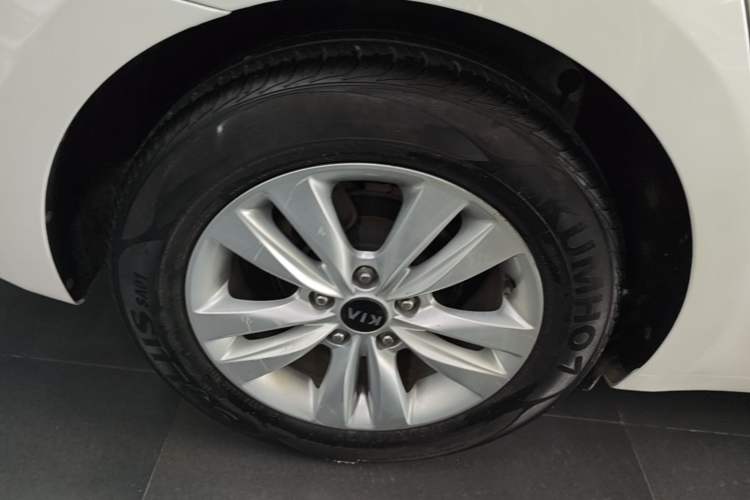 Used Kia K4 2014 1.8L Automatic GLS Right Rear Wheel Hub