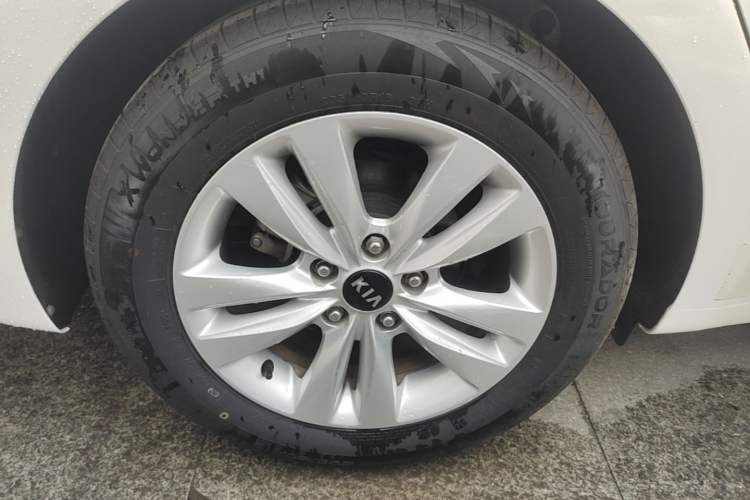 Used Kia K4 2014 1.8L Automatic GLS Right Rear Wheel Hub